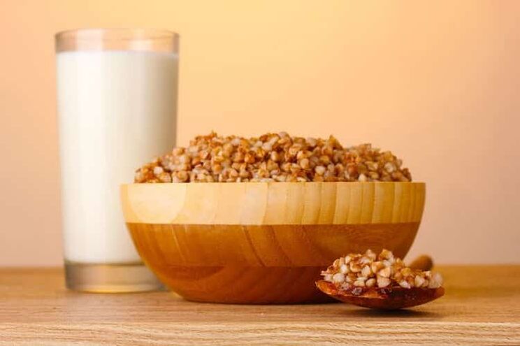 Buchweizenbrei und Glas Milch