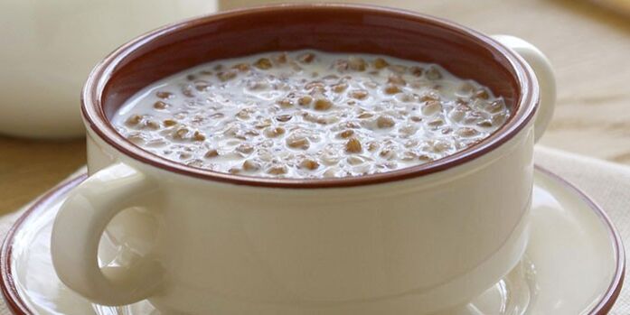 Buchweizenbrei mit Kefir zur Gewichtsreduktion